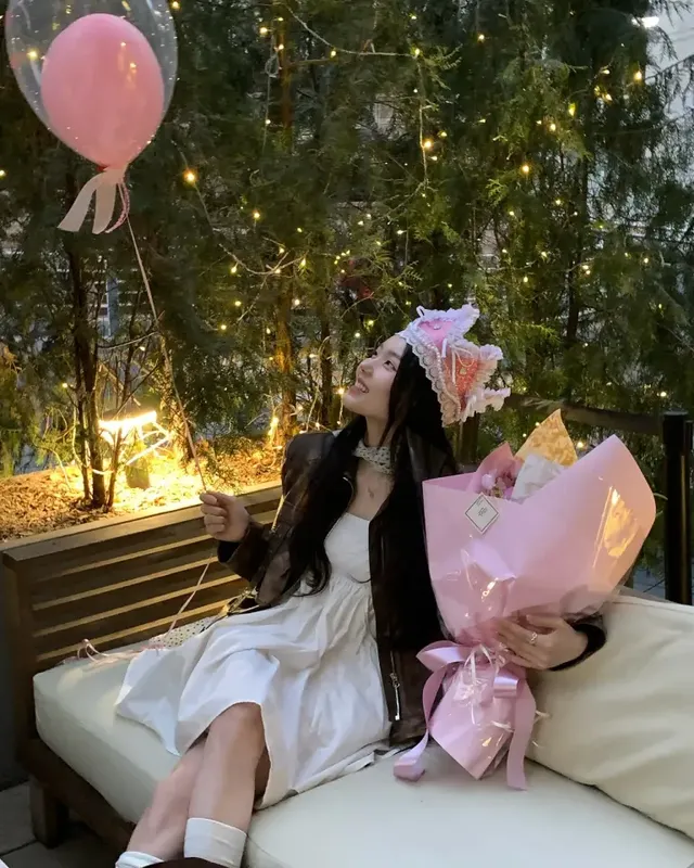 빈티지 펑키 로맨티시즘 | 기도하는 순간에도 빛나는 레더 재킷과 핑크 무드 소품의 이색 조화 /사진=심소영 인스타그램