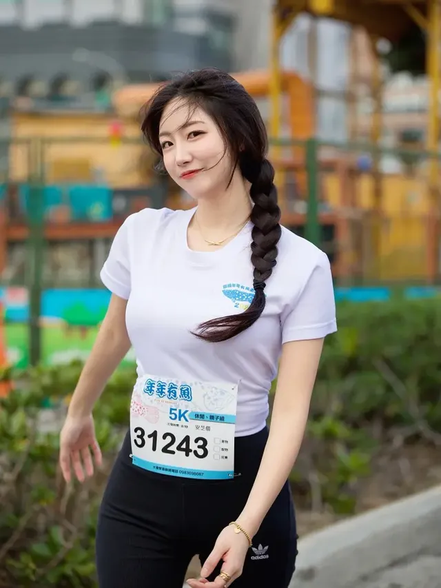 에슬레저 퀸 | 마라톤 배번표마저 패션으로 승화시킨 완벽한 스트레칭 포즈 /사진=안지현 인스타그램