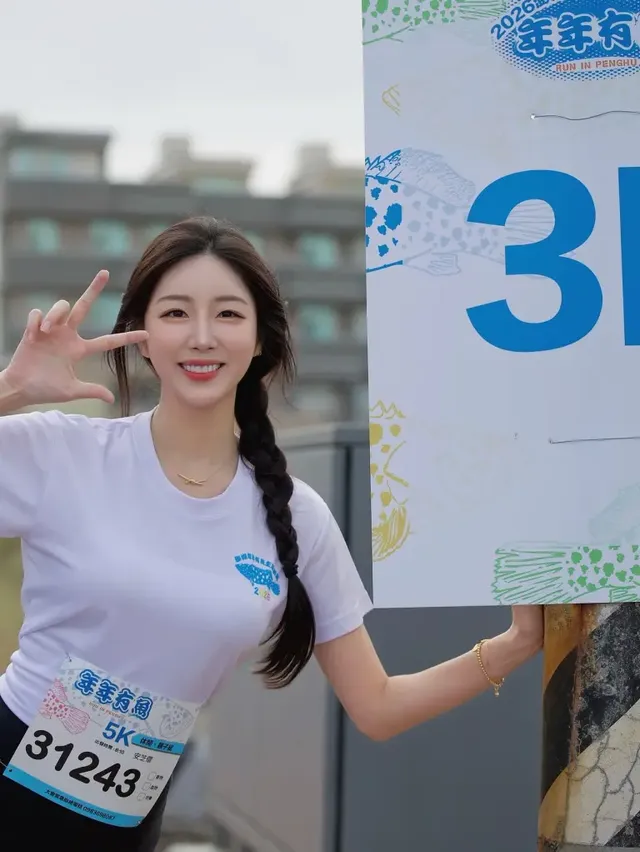 펑후의 여신 | 현지 마라톤 포스터 옆에서 상큼한 V자를 그리는 안지현 /사진=안지현 인스타그램