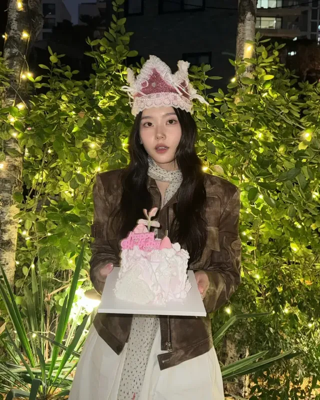 프린세스 코어의 진화 | 벌룬 드레스와 스니커즈, 직접 만든 왕관으로 완성한 독보적 생일 파티 룩 /사진=심소영 인스타그램