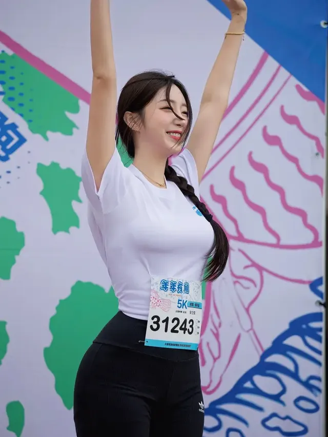 러닝 모먼트 | 바람에 흩날리는 잔머리조차 화보 같은 안지현의 건강미 /사진=안지현 인스타그램