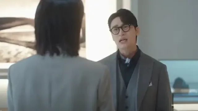 JTBC 〈경도를 기다리며〉에서 전 남편 조진언 역으로 열연 중인 오동민 | 현실 공감을 유발하는 ‘빌런’ 연기 /사진=JTBC 〈경도를 기다리며〉 방송 화면 캡처