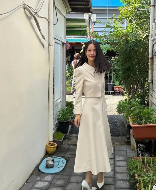 올 화이트 셋업 | 길거리 조명을 무색하게 만드는 인간 반사판의 위엄 /사진=손여은 인스타그램