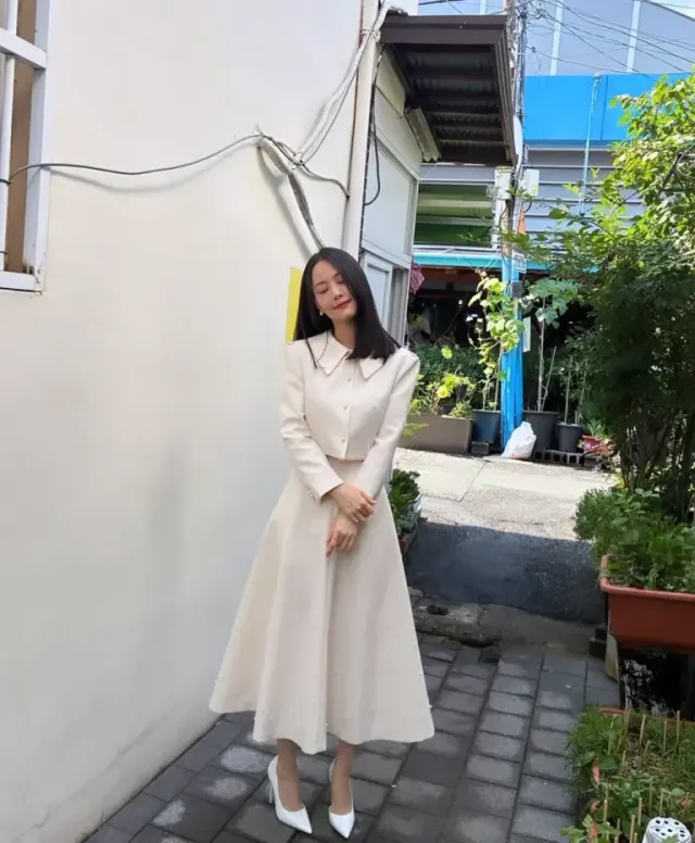 화이트 스틸레토 힐 | 머리부터 발끝까지 오차 없는 화이트 톤온톤의 정석 /사진=손여은 인스타그램