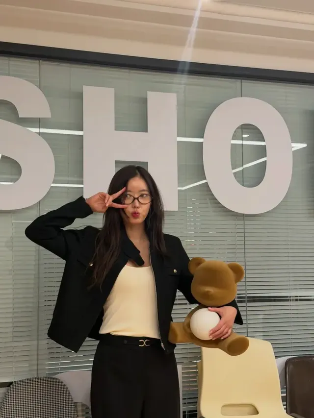 흑백의 조화 | 화이트 퀄팅 백과 블랙 아웃핏의 완벽한 대비 /사진=임수향 인스타그램