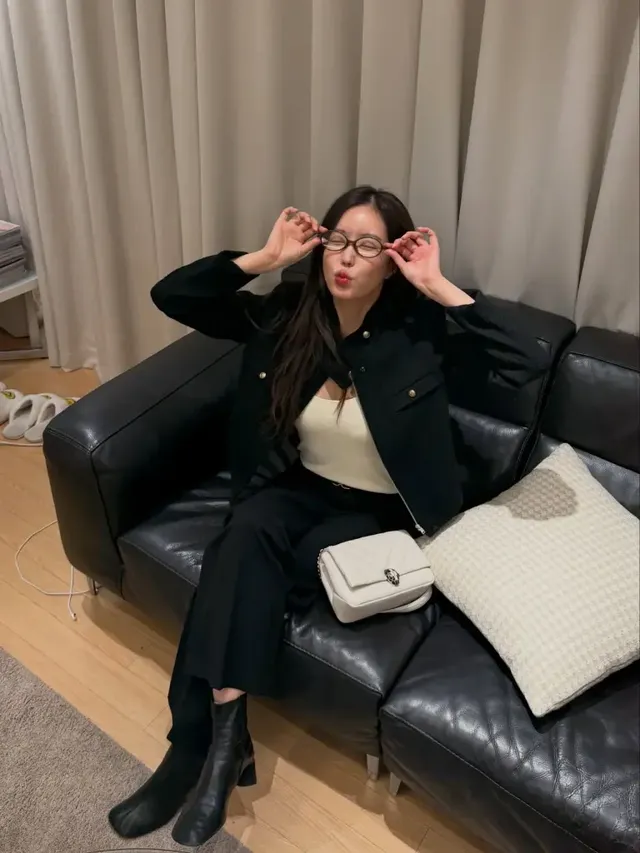 트위드 재킷 활용법 | 금장 버튼 포인트의 재킷으로 완성한 세련된 데일리 무드 /사진=임수향 인스타그램