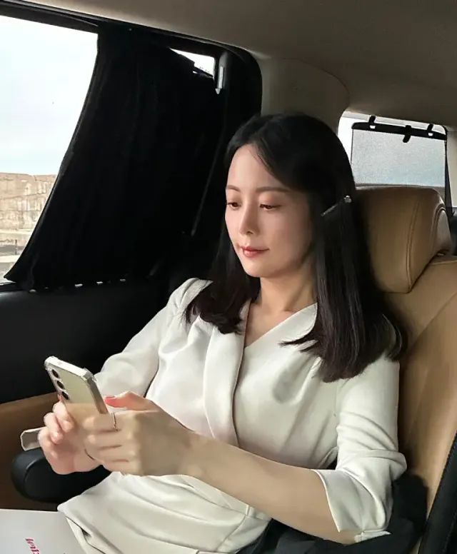 진주 디테일 A라인 스커트 | 은은한 진주 장식으로 완성한 럭셔리 스트릿 무드 /사진=손여은 인스타그램