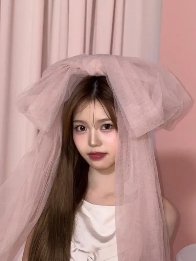 핑크 튤 리본 | "포장까지 완벽" 얼굴을 가릴 듯한 오버사이즈 리본으로 완성한 인형 비주얼 /사진=정세비 인스타그램