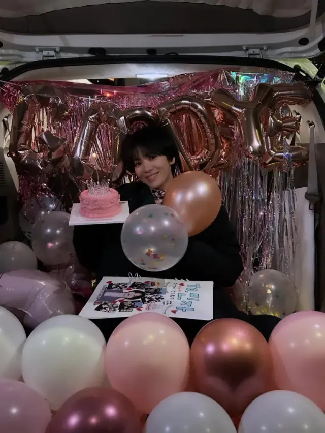 핑크 톤 파티 룩 | 스태프들의 사랑 속에 왕관을 쓴 