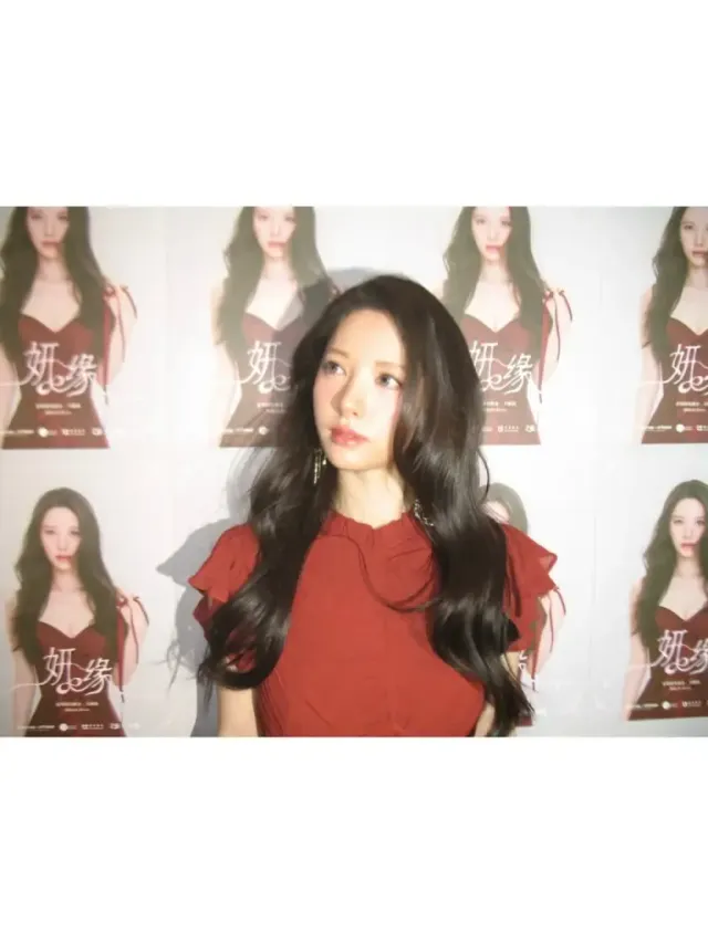 레드 드레스를 입은 김지연 | 포스터 의문의 1패, 실물이 다 씹어먹은 