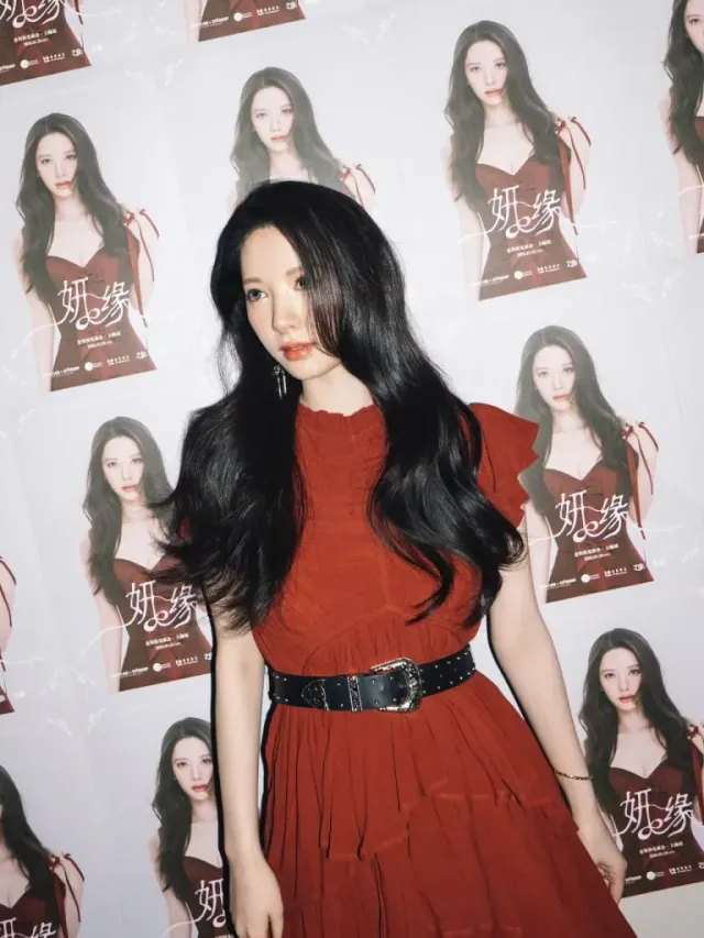 포스터 배경의 김지연 | 상하이 미모 규격 초과, 여기가 바로 비주얼 맛집 /사진=김지연 공식 SNS