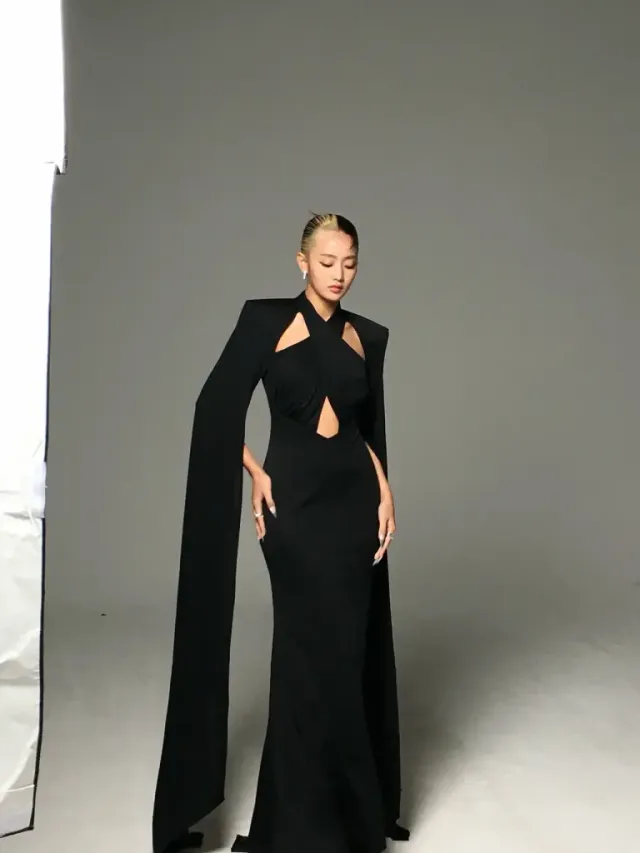 파워 숄더 드레스 | 각 잡힌 어깨와 컷아웃으로 완성한 다크 아방가르드 /사진=민니 인스타그램