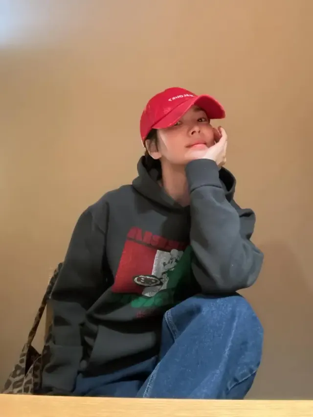 레드 볼캡 & 후디 믹스매치 | "언니라고 불러도 되나요?" 대학생 뺨치는 상큼한 힙스터 스타일링 /사진=송혜교 인스타그램