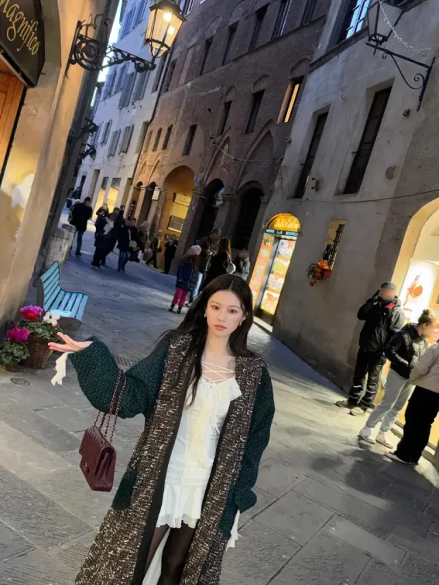 체크 트위드 코트 | 고풍스러운 이탈리아 거리와 완벽하게 어우러진 클래식 윈터 룩 /사진=고윤정 인스타그램