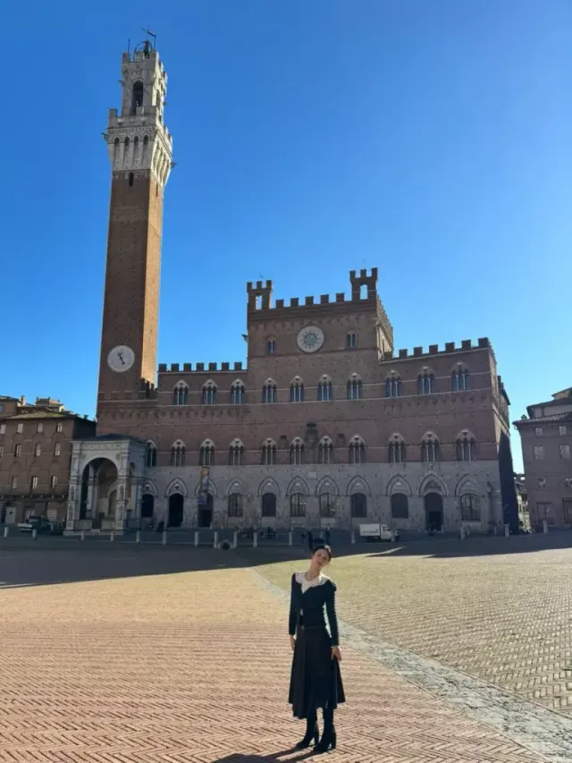 고딕 아키텍처 룩 | 중세 광장의 웅장함 속에서도 빛나는 고혹적인 실루엣 /사진=고윤정 인스타그램