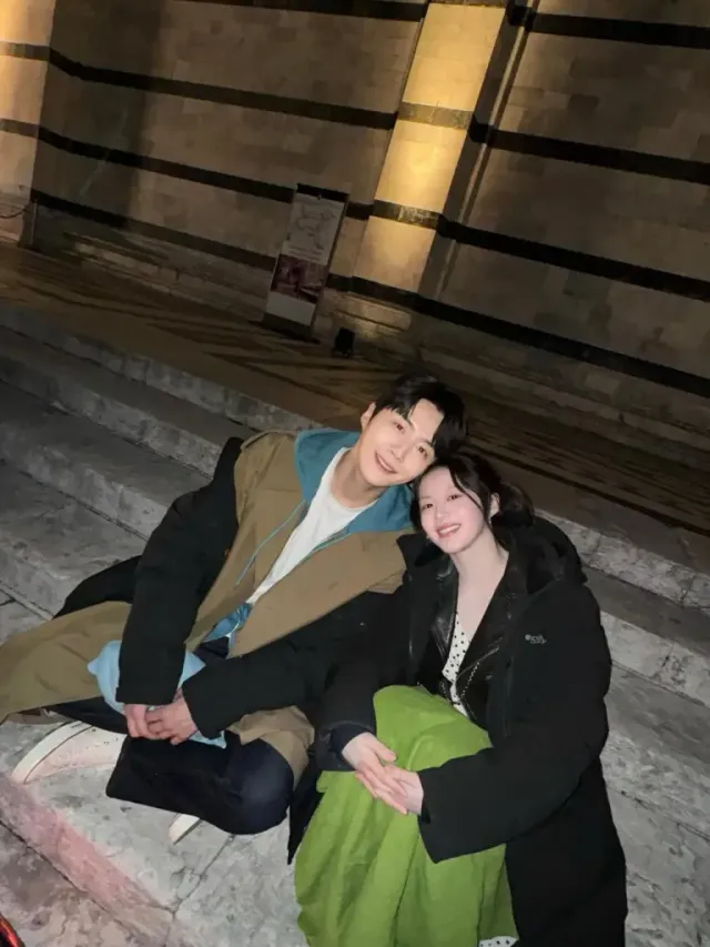 커플 시밀러 룩 | 김선호와 함께 완성한 한 편의 영화 같은 밤거리 케미스트리 /사진=고윤정 인스타그램