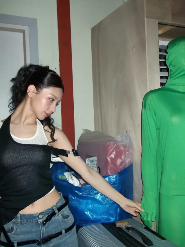 스트랩 디테일 | 데님과 가죽 벨트의 충돌이 만들어낸 기하학적 하부 구조 /사진=미연 인스타그램