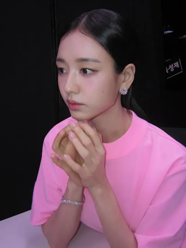 네온 핑크 드레스 | 심플한 실루엣과 화사한 컬러로 연출한 시상식 주인공의 아우라 /사진=안은진 인스타그램