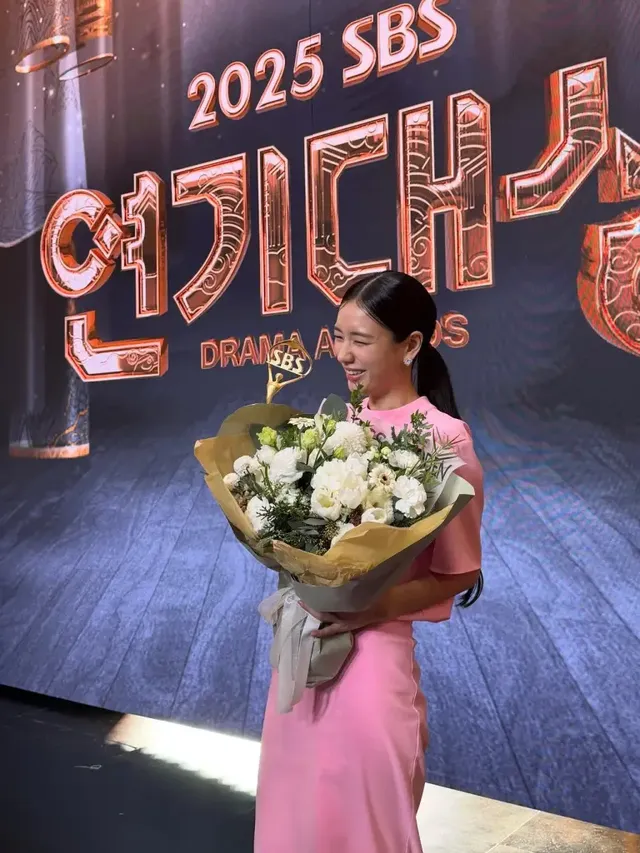 로우 포니테일 & 주얼리 | 정갈한 헤어와 반짝이는 다이아몬드 디테일로 완성한 고혹적인 미모 /사진=안은진 인스타그램