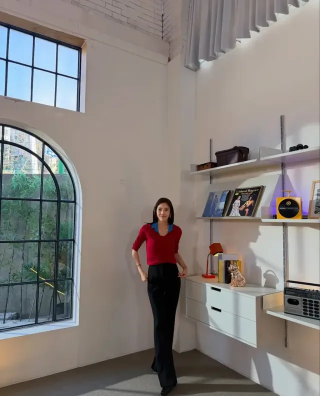 새해 데일리룩 | 모던한 스튜디오 배경 속에서 더욱 돋보이는 손담비의 당당한 포즈 /사진=손담비 인스타그램