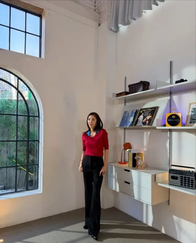 레드 배색 니트 | 강렬한 레드와 블루 칼라의 대비로 화사한 비주얼을 강조한 손담비 /사진=손담비 인스타그램