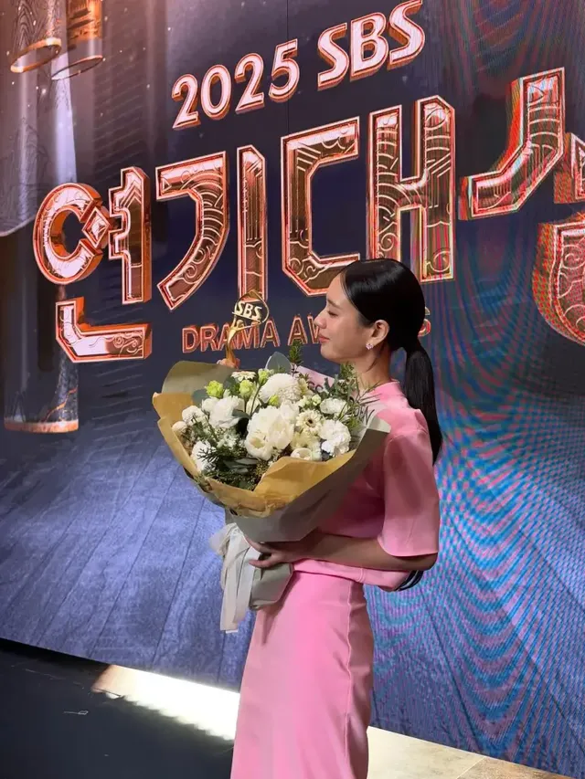 화이트 플라워 부케 | 꽃보다 아름다운 미소로 전하는 2025 SBS 연기대상의 감동 /사진=안은진 인스타그램