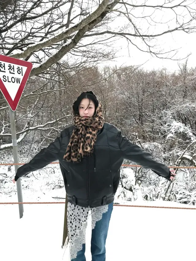 레오파드 머플러 & 레더 재킷 | 설원 위에서 강렬한 존재감을 드러내는 바부슈카 스타일링 /사진=류다인 인스타그램