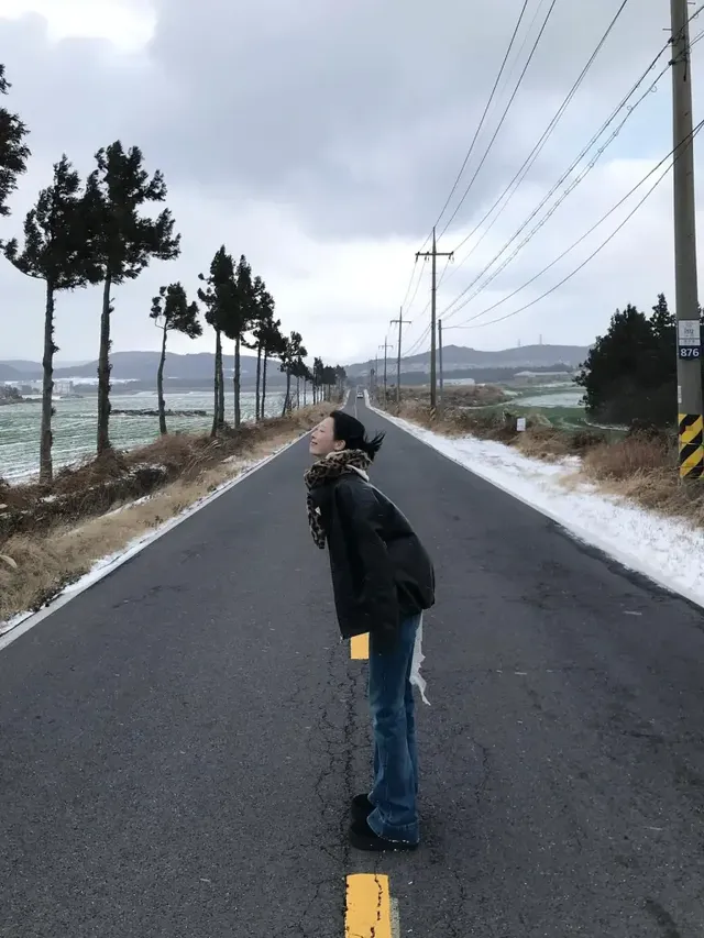 와이드 데님 룩 | 겨울 도로를 배경으로 연출한 자유롭고 시크한 실루엣 /사진=류다인 인스타그램