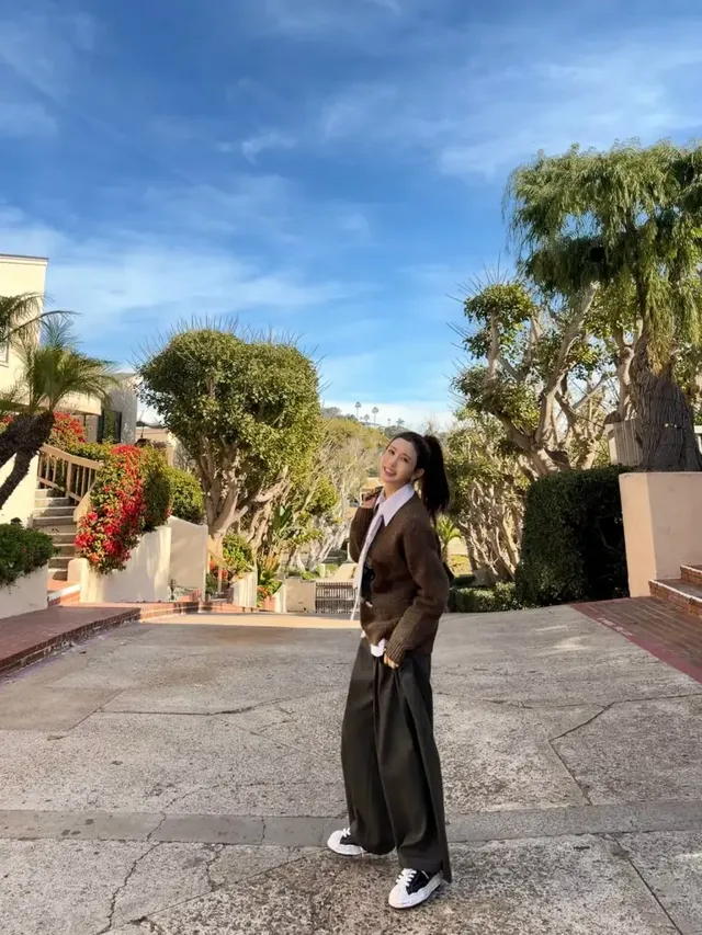 올드머니 프레피 룩 | 브라운 카디건과 타이를 매치해 노을 아래서 더욱 빛나는 세련된 해변 데이트 룩 /사진=이다해 인스타그램