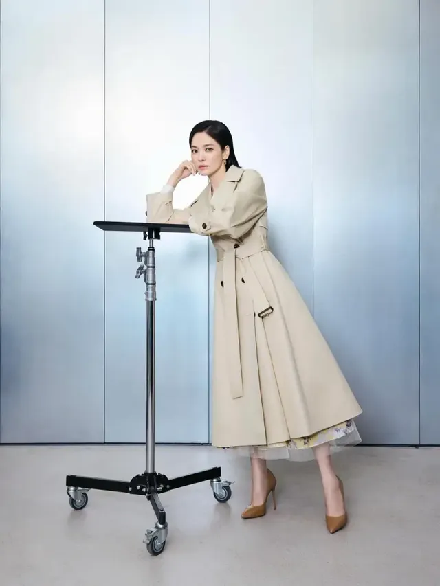 모던 트렌치 룩 | 고전적인 아이템에 숏컷의 현대미를 더한 완성형 비주얼 /사진=송혜교 인스타그램