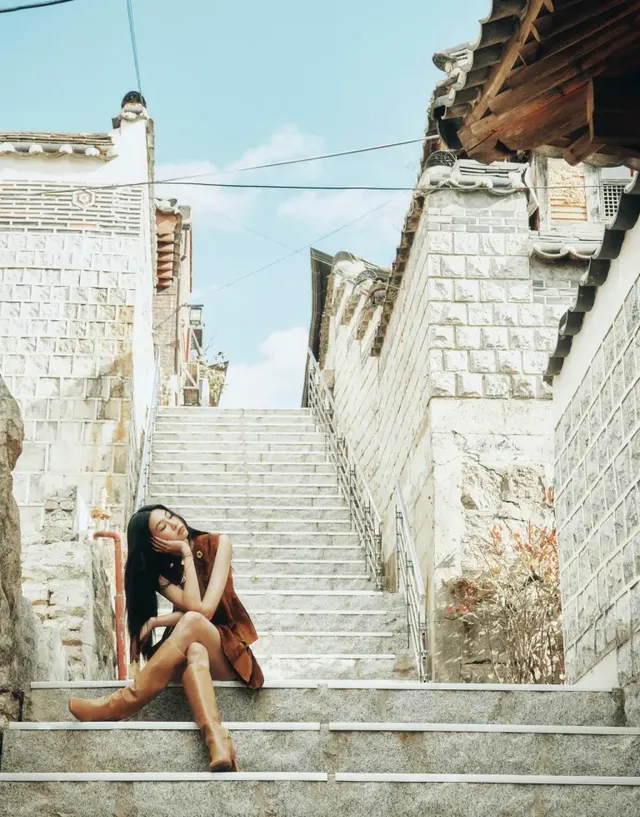 돌담길 런웨이 | "계단 좀 오르락내리락해본 솜씨?" 한옥과 찰떡인 브라운 톤온톤 룩 /사진=정호연 인스타그램