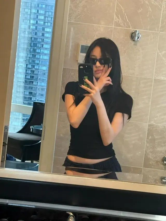 젠지 감성 셀피 | 블랙 크롭 톱과 무심한 듯 쓴 선글라스로 완성한 