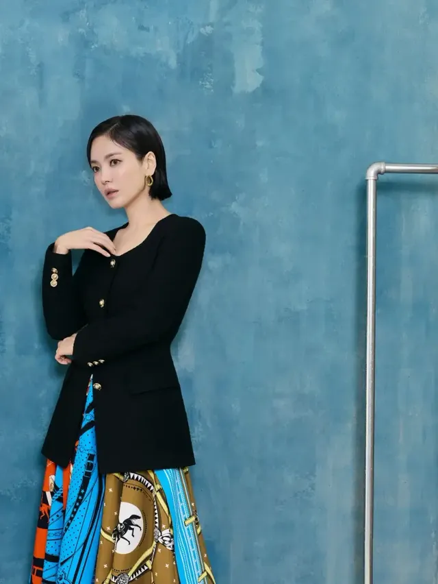 아트 프린트 믹스매치 | 정갈한 블랙 상의와 화려한 스커트의 대비가 돋보이는 스타일링 /사진=송혜교 인스타그램