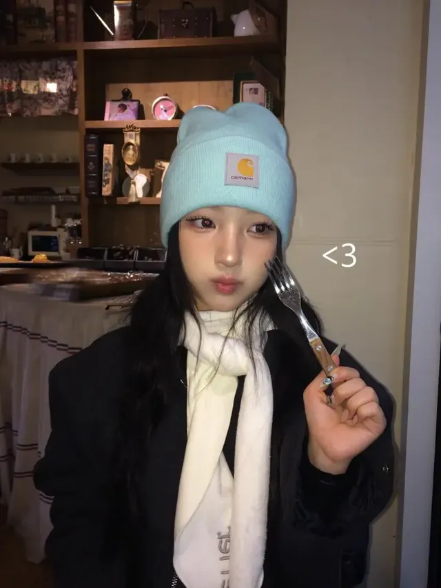 랙 자켓 & 화이트 퍼 | 시크함과 귀여움 사이를 오가는 영리한 텍스처 믹스 /사진=방윤하 인스타그램