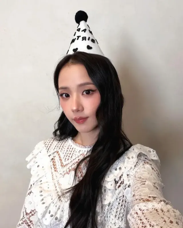 생일 고깔모자를 쓴 지수 | 화이트 레이스만큼 눈부신 미모의 정석 /사진=지수 인스타그램