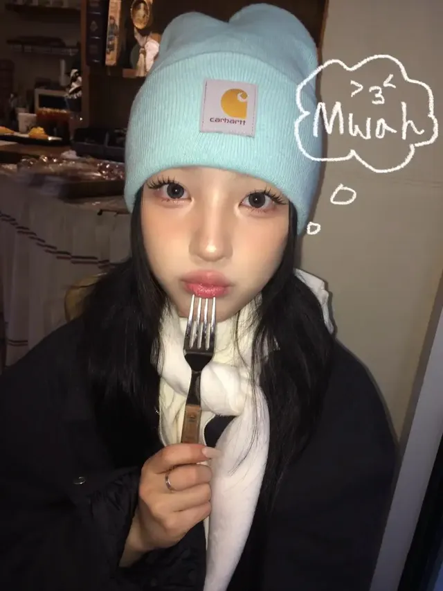 민트색 칼하트 비니 | "얼굴이 사라지기 직전" 비니 하나로 완성한 소멸 컷 /사진=방윤하 인스타그램