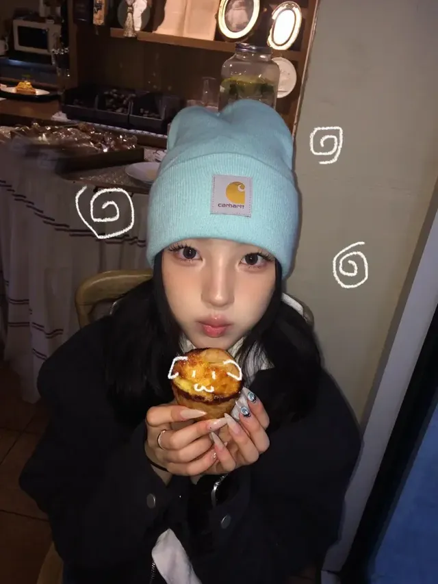 캐릭터 타르트 & 포인트 네일 | 디저트보다 더 눈길이 가는 화려한 손끝 디테일 /사진=방윤하 인스타그램