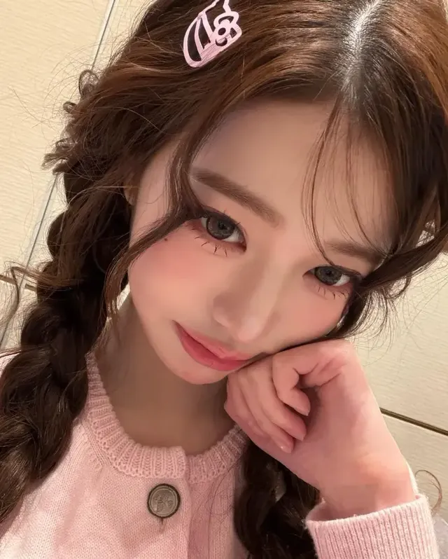  땋은 머리 스타일 | 양 갈래 브레이드 헤어로 소녀스러운 감성을 배가시킨 스타일링 /사진=장원영 인스타그램