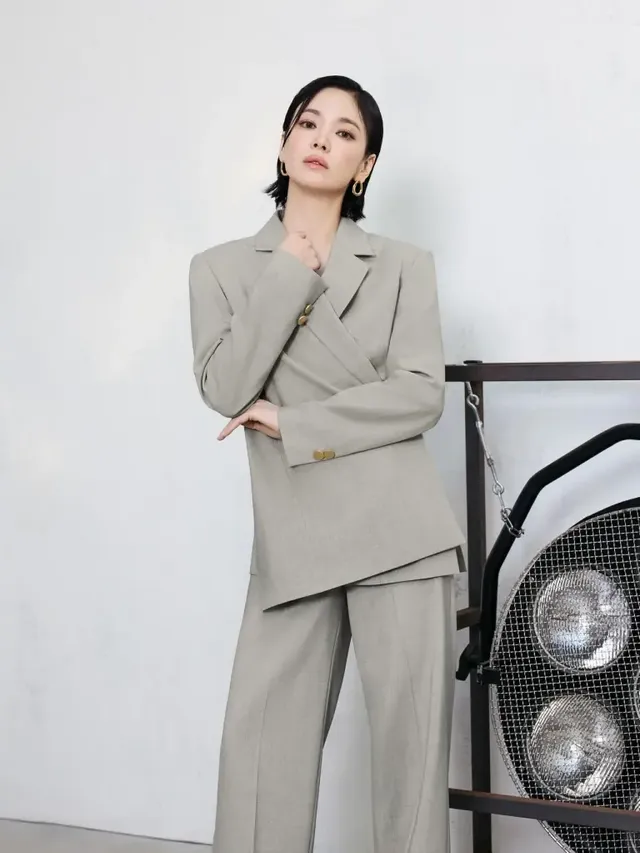 젠더리스 수트 스타일링 | 매니시한 그레이 수트를 시크한 카리스마로 재해석한 모습 /사진=송혜교 인스타그램
