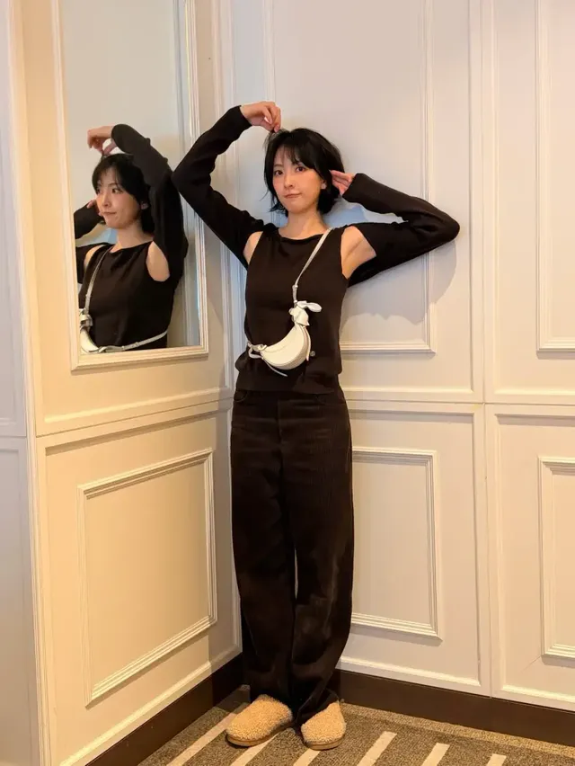 코듀로이 룩 | 톤온톤의 정석, 브라운으로 완성한 차분하면서도 힙한 무드 /사진=강지영 인스타그램