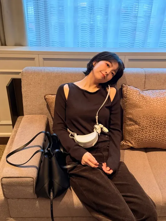 컷아웃 니트 | "어깨가 좀 시원하죠?" 반전 매력 돋보이는 컷아웃 디테일 /사진=강지영 인스타그램