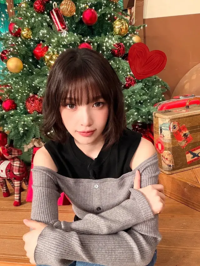 그레이 리브드 니트 | 숄더 라인을 살짝 드러낸 반전 매력으로 완성한 세련된 니트 룩 /사진=조이 인스타그램