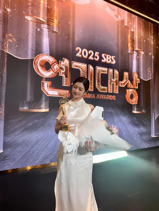 2025 SBS 연기대상 | 수상의 기쁨을 나누며 우아한 여신의 자태를 뽐내는 정소민 /사진=정소민 인스타그램