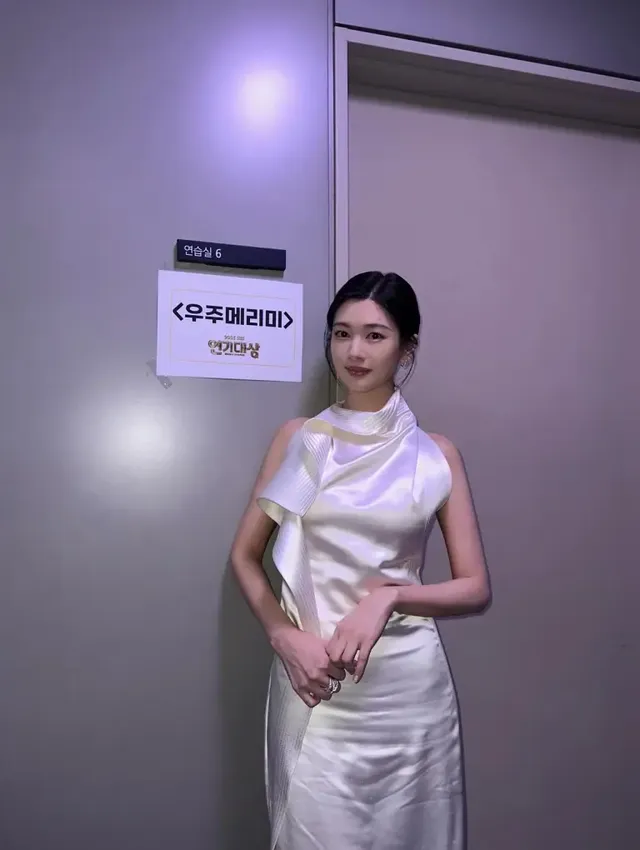 화이트 실크 드레스 | 입체적인 드레이핑 디테일로 조각 같은 실루엣을 완성한 시상식 룩 /사진=정소민 인스타그램