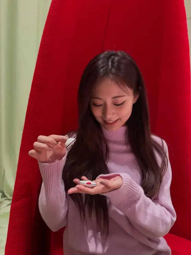 미니어처 티웨어 & 니트 스타일링 | 일상의 작은 위트를 세련된 감성으로 승화시킨 쯔위의 서정적인 순간 /사진=쯔위 인스타그램