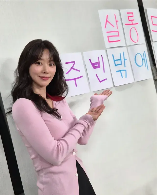 스웨이드 재킷 & 노뱅 | 이마를 드러낸 우아함의 정석, 성숙한 가을 여신 무드 /사진=이주빈 인스타그램