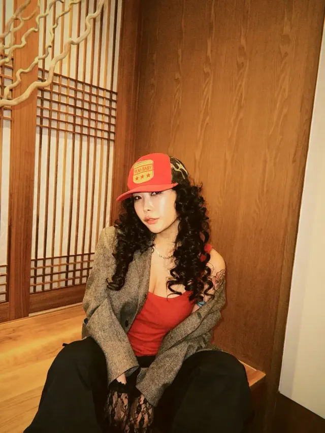 레드 포인트 메쉬 캡 | "예아 베이비!" 문구만큼이나 톡톡 튀는 허니제이의 위트 /사진=허니제이 인스타그램