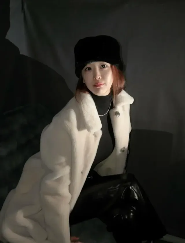 화이트 퍼 아우터 | 포근한 퍼 소재로 완성한 겨울밤의 로맨틱한 실루엣 /사진=다솜 인스타그램