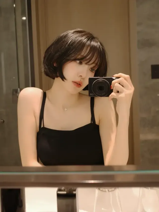 블랙 슬립 톱 | 절제된 블랙 컬러로 연출한 고혹적이고 미니멀한 무드 /사진=사쿠라 인스타그램