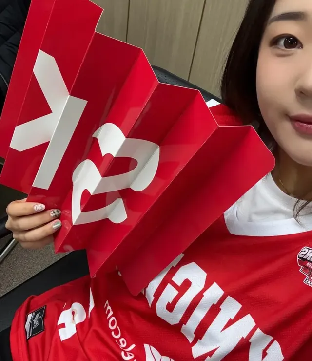 #응원모드 #열정뿜뿜 | 레드 저지와 응원 도구로 코트의 분위기를 한껏 끌어올린 셀피 /사진=김재희 인스타그램